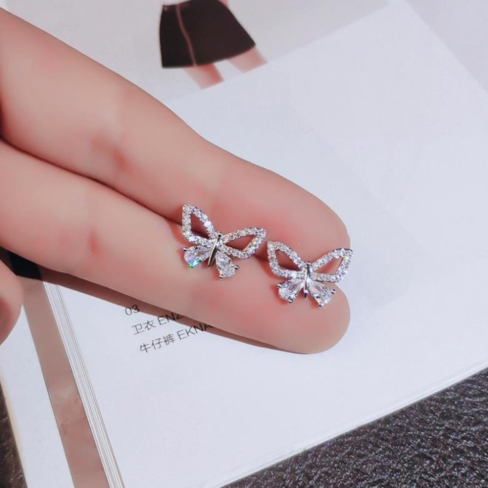New 18K White Gold Diamond Butterfly Stud Earrings - Picture 4 of 4